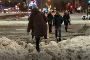 Pasiekti darbą pėsčiomis – tikras iššūkis: tenka brautis per sniego kalnus