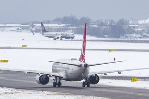 Vilniaus oro uoste vėluoja dalis skrydžių: darbą iš rikiuotės išmušė ne tik žiema