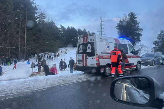 Linksmybės ant Kleboniškio kalno Kaune baigėsi išgąsčiu: atlėkė greitoji