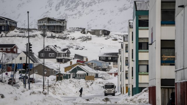 Grenlandijos siekiantis D. Trumpas pašiepė Daniją: „Dėl saugumo pridėjo dar vienas šunų roges“