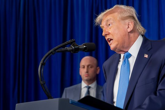 D. Trumpas grasina Indijai dar padidinti muitus, jei ši toliau pirks naftą iš Rusijos