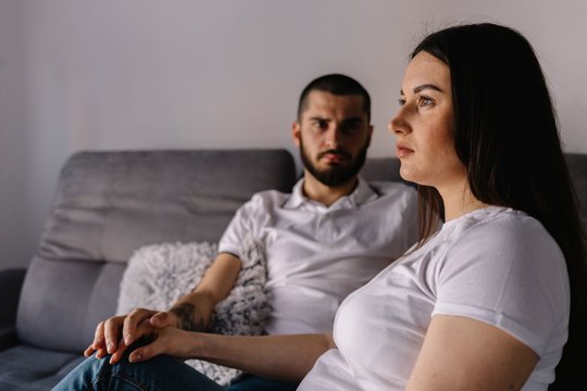 Vyras besilaukiančiai žmonai melavo apie algą ir slapta susitaupė įspūdingą sumą: priežastis šokiravo