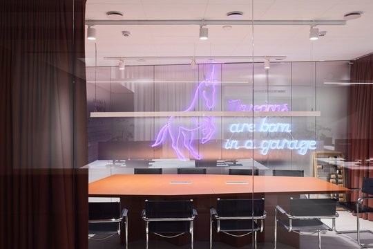 Garažas virto biuru: sunku patikėti, kaip ši erdvė pasikeitė Vilniaus centre