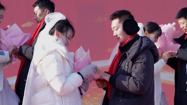 Meilė sušildo ir žvarbiausią dieną: nepaisant 20 laipsnių šalčio Kinijoje poros žengė prie altoriaus