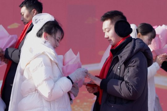 Meilė sušildo ir žvarbiausią dieną: nepaisant 20 laipsnių šalčio Kinijoje poros žengė prie altoriaus