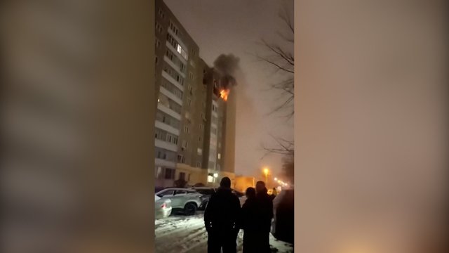 Svarbiame Rusijos mieste – Ukrainos dronų smūgis: pataikius skeveldrai kilo gaisras daugiabutyje