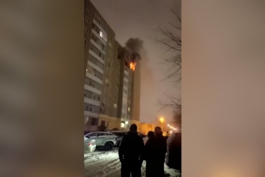 Svarbiame Rusijos mieste – Ukrainos dronų smūgis: pataikius skeveldrai kilo gaisras daugiabutyje