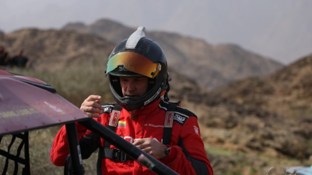 „Izoton sport“ duetui Dakare netrūksta nuotykių: prabilo apie dingusį ratą ir kovą su vilkiku