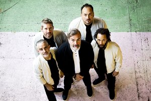 Be triukšmo ir skandalų: garsieji „Electro Deluxe“ ir Kauno bigbendas susitinka scenoje