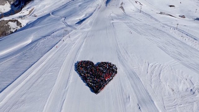 Po tragedijos Šveicarijos kurorte – gražus pagerbimo gestas: slidininkų minia susibūrė į širdies formą
