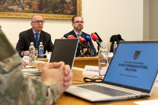 R. Kaunas neatmeta privalomojo moterų šaukimo galimybės: jei matys poreikį ir neužteks vyrų – diskusija galima