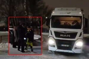 Sniegas tapo keistoko scenarijaus priežastimi: pasiklydęs vilkikas pagalbos kreipėsi į mokyklos budinčią