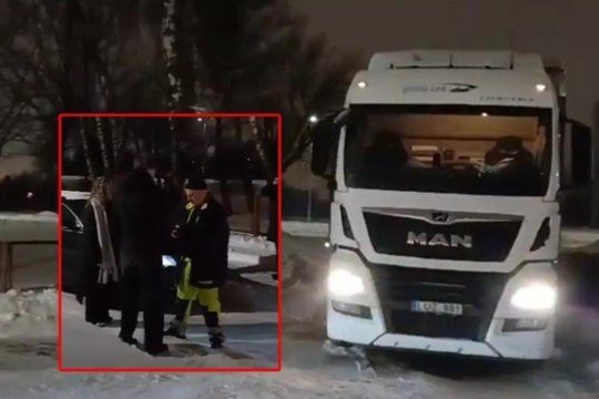 Sniegas tapo keistoko scenarijaus priežastimi: pasiklydęs vilkikas pagalbos kreipėsi į mokyklos budinčią