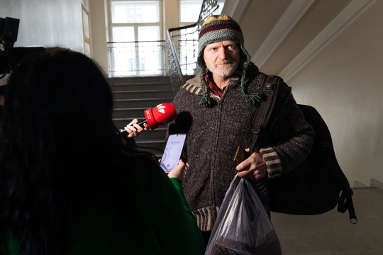 Į teismą atvykti vengęs K. Juraitis iki durų palydėtas policijos