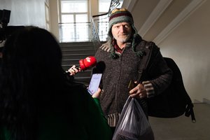 Į teismą atvykti vengęs K. Juraitis iki durų palydėtas policijos