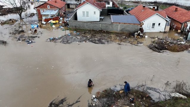 Vaizdai iš Kosovo: šalį siaubia smarkios liūtys, ispėja – situacija tik blogės