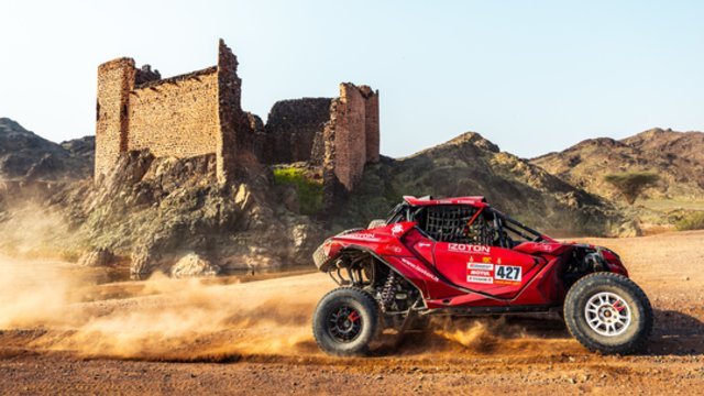 Pirmoji diena be nuotykių: „Izoton sport“ duetas pasidžiaugė išsaugoję bagį sveiką 