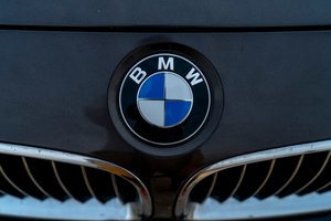 Šiauliuose automobilio BMW vagys grobį paliko sukėlę avariją