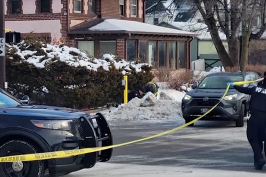 Vaizdai iš kraupaus incidento JAV vietos: imigracijos pareigūnas nušovė moterį