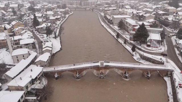 Žiema smogė ir Bosnijai: dėl gausaus snygio ir lietaus kilo potvyniai, vietose užblokuoti keliai