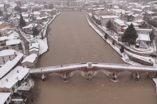 Žiema smogė ir Bosnijai: dėl gausaus snygio ir lietaus kilo potvyniai, vietose užblokuoti keliai