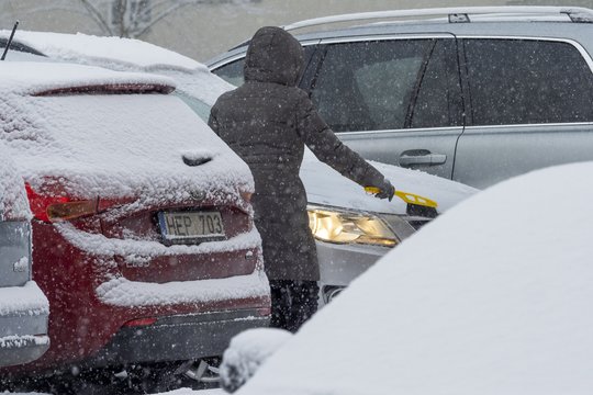Naktimis spaus šaltis: kaip pasirūpinti automobiliu ir ko jokiais būdais nedaryti