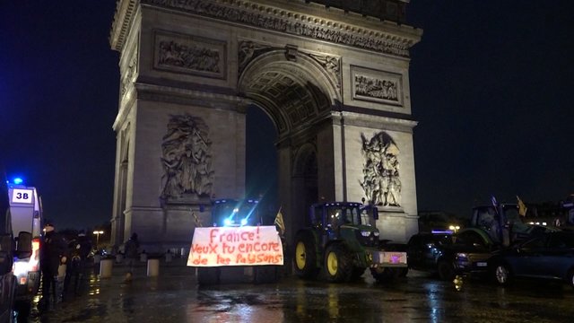 Paryžiaus gatvėse ūžia traktorių gausmas: piktinasi laisvosios prekybos susitarimu