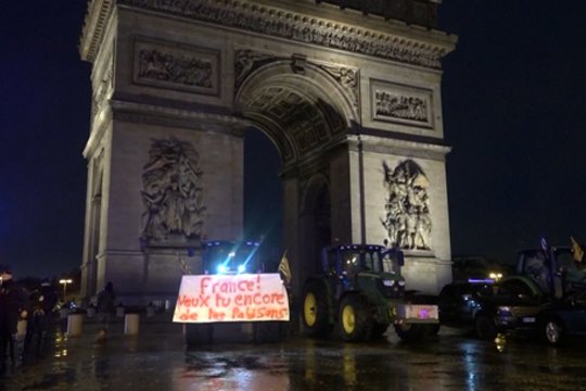 Paryžiaus gatvėse ūžia traktorių gausmas: piktinasi laisvosios prekybos susitarimu