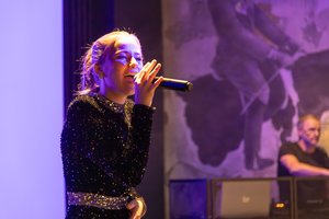 „Eurovizijos“ atrankoje dalyvausianti Emi savo dainoje palietė aštrią temą: „Netektys neturėtų mūsų nužudyti“