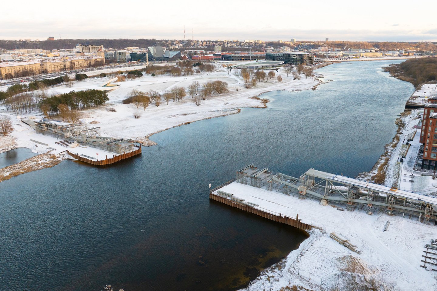 Statomas tiltas tarp Nemuno salos ir Žemosios Fredos.<br> Kauno savivaldybės nuotr.