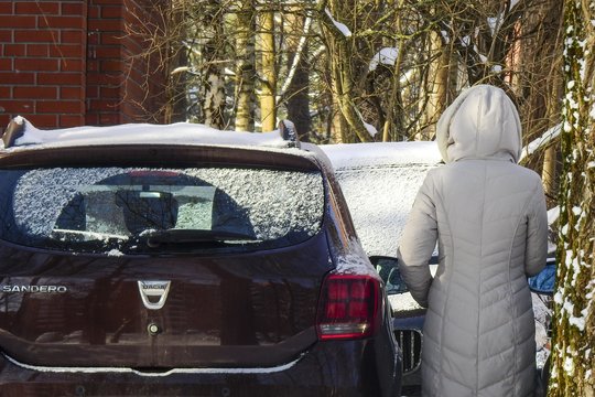 Mažai kam žinomas mygtukų derinys: padės greitai atitirpinti automobilio stiklą