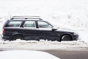 Stumti nereikės: kuris mygtukas padės greitai ištraukti automobilį iš sniego