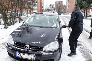 Patarė, kaip saugiai atitirpinti automobilį ir kokių brangiai kainuojančių klaidų nedaryti