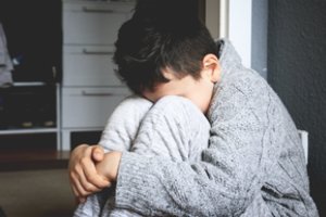 Ilgi iškrypimų metai: tėvas su dukterimi sugyveno tris vaikus ir vertė su ja santykiauti 11 m. sūnų