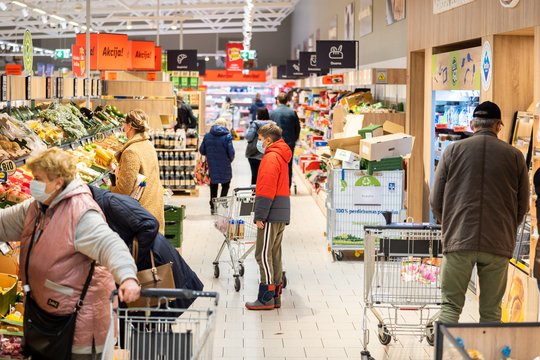 Seimas imasi dar vieno draudimo: štai kokių prekių negalėtų įsigyti jaunesni nei 18 m. pirkėjai