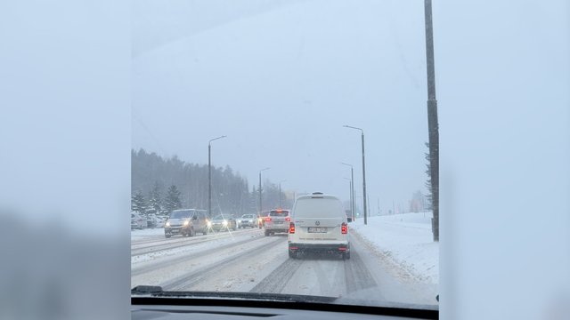 Parodė nepavydėtinas sostinės eismo sąlygas: nevalytos gatvės ir vos riedantys automobiliai