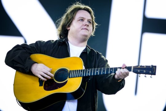 Britų žvaigždė Lewisas Capaldi surengs koncertą Vingio parke