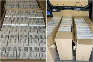 Kelionė baigėsi baudžiamąja byla: mikroautobuse policija rado tūkstančius pakelių cigarečių