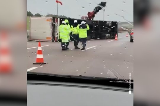 Užfiksavo Turkiją talžančius vėjo gūsius: vienas po kito virto sunkvežimiai