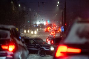 Vilnių užklupus pūgai fiksuota virš 70 eismo įvykių: visiškai nuvalyti sniegą tikimasi šeštadienį