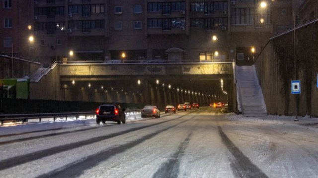 Vilnių užklupus gausiam snygiui – naujausia informacija: užfiksuota bene 70 eismo įvykių, sudėtinga situacija ir pėstiesiems