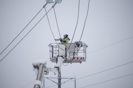 Dalyje Lietuvos siaučiant pūgai, ESO skelbia, kiek gyventojų liko be elektros