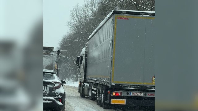 Dvi valandas iš Vilniaus išvažiuoti bandanti skaitytoja dalijasi vaizdais: vilkikai nejuda, formuojasi spūstys