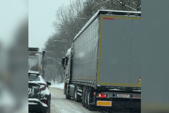 Dvi valandas iš Vilniaus išvažiuoti bandanti skaitytoja dalijasi vaizdais: vilkikai nejuda, formuojasi spūstys
