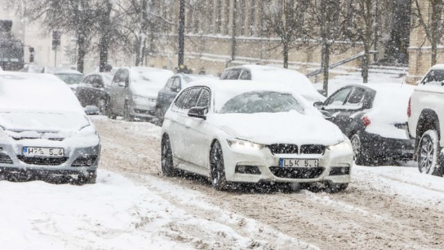 Eismo sąlygos tik blogės: sinoptikai prognozuoja bene parą truksiantį snygį