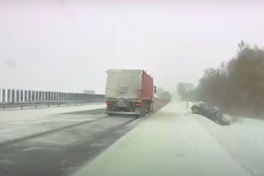 Užfiksavo chaosą A1 magistralėje: nuo kelio vienas po kito slydo automobiliai