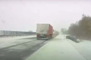 Užfiksavo chaosą A1 magistralėje: nuo kelio vienas po kito slydo automobiliai