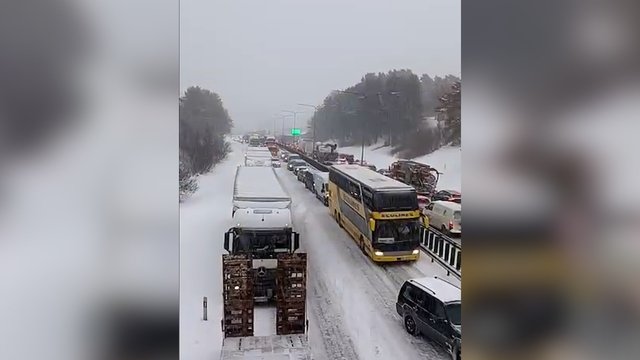Pamatykite: pūga paralyžiavo eismą sostinėje, susiformavo didelės spūstys