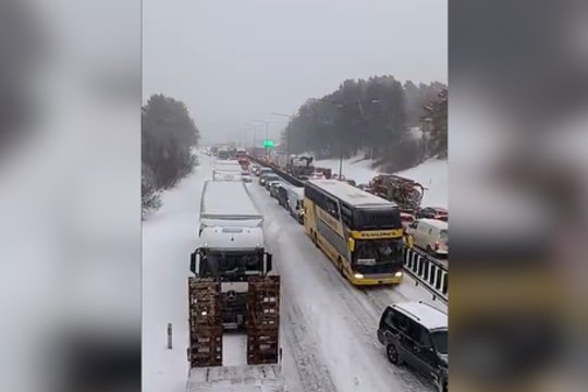Pamatykite: pūga paralyžiavo eismą sostinėje, susiformavo didelės spūstys