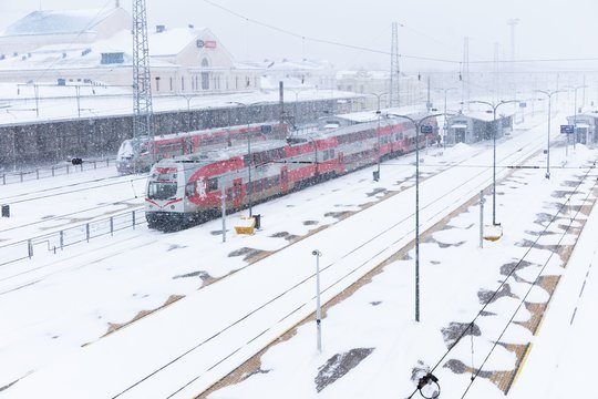 Sniegas trikdo ir traukinių eismą: perspėjo keleivius
